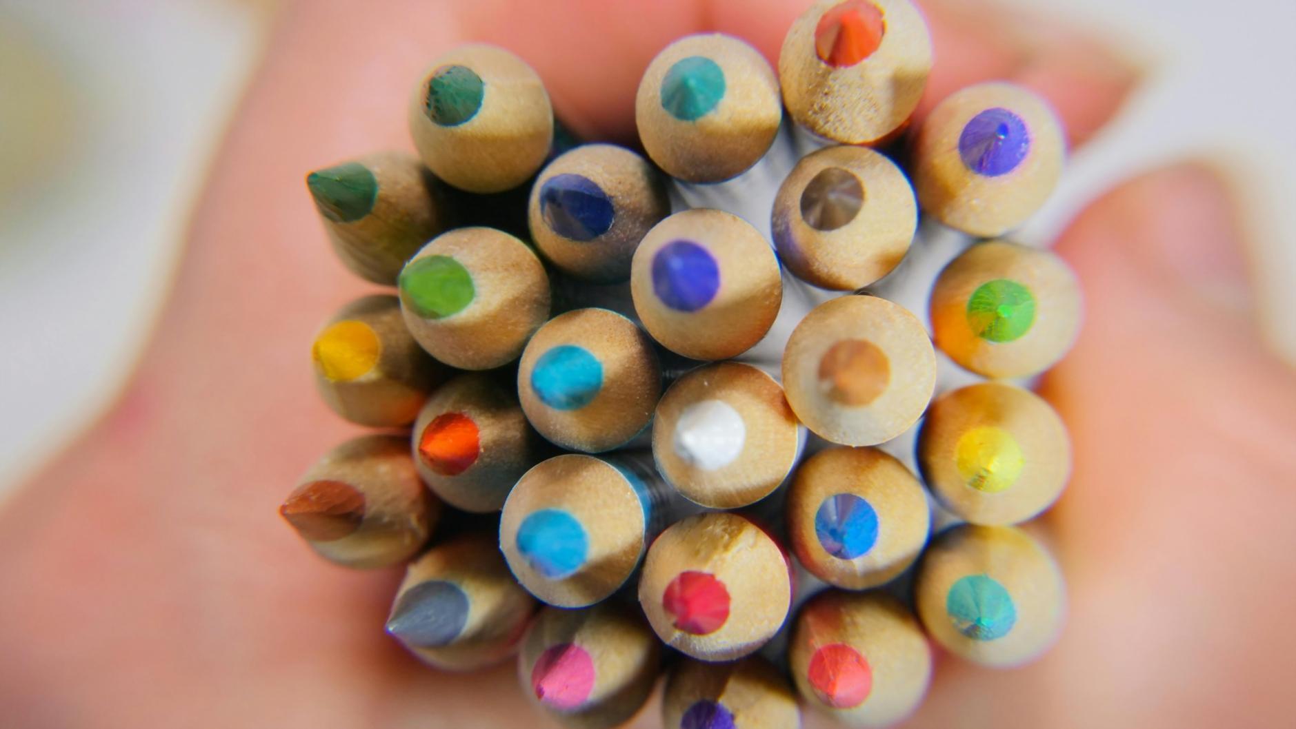 Studente che disegna dal vero in studio artistico